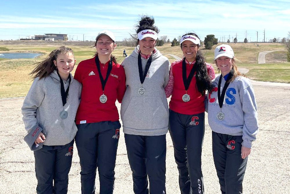 High school golfers posingwith their medals for a photo